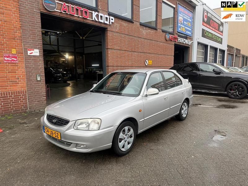 Grijs Gebruikt 2002 Hyundai Accent GLS Hatchback | € 1.650 - Afbeelding 1/4