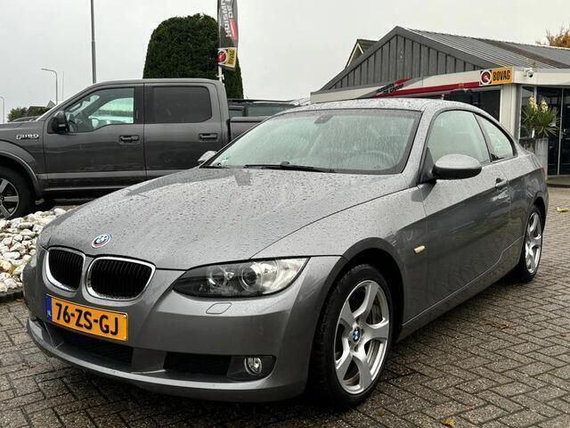 Grijs, metallic lak Gebruikt 2008 BMW 320 Coupé | € 10.950 (Iets duurder) - Afbeelding 1/4
