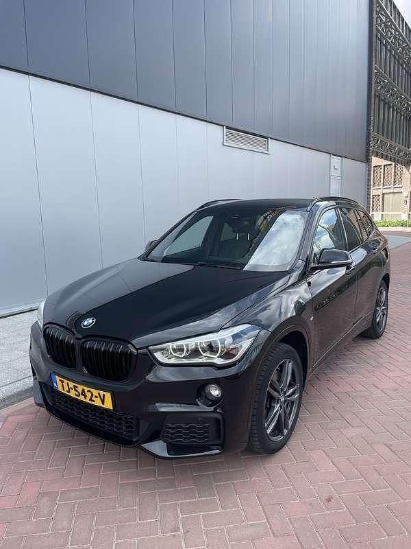 Zwart Gebruikt 2018 BMW X1 Executive SUV | € 24.750 (Eerlijke prijs) - Afbeelding 1/4