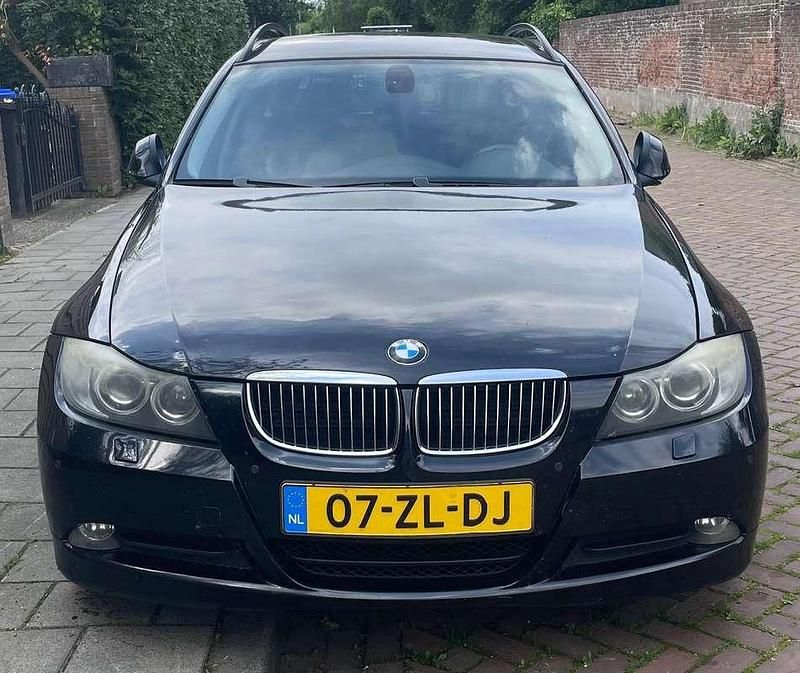 Zwart Occasion 2008 BMW 318 Stationwagen | € 2.500 (Eerlijke prijs) - Afbeelding 1/4