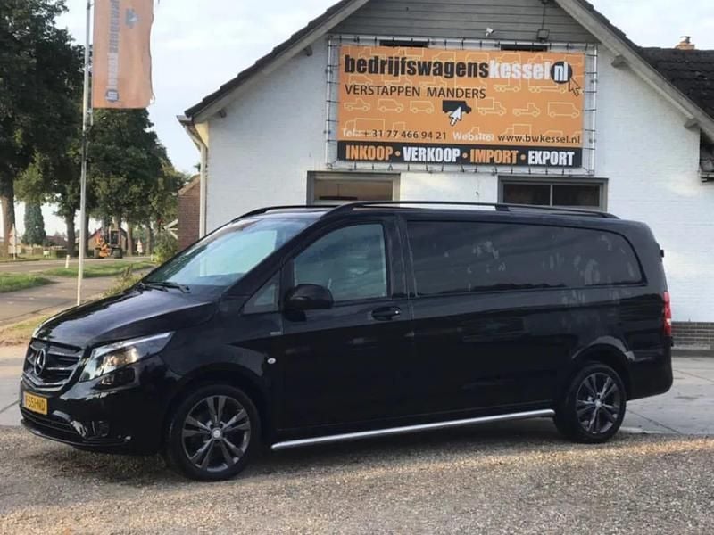 Zwart (metallic) Gebruikt 2018 Mercedes Vito | € 10.500 - Afbeelding 1/4