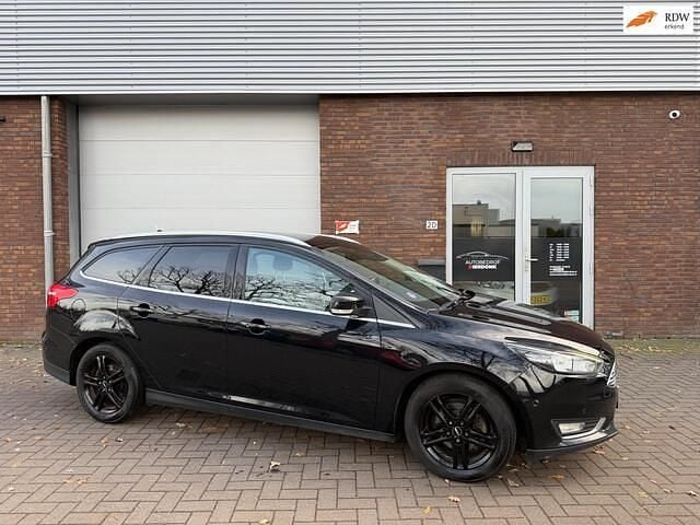 Zwart (metallic) Gebruikt 2017 Ford Focus ST-Line Stationwagen | € 7.499 (Super prijs) - Afbeelding 1/4