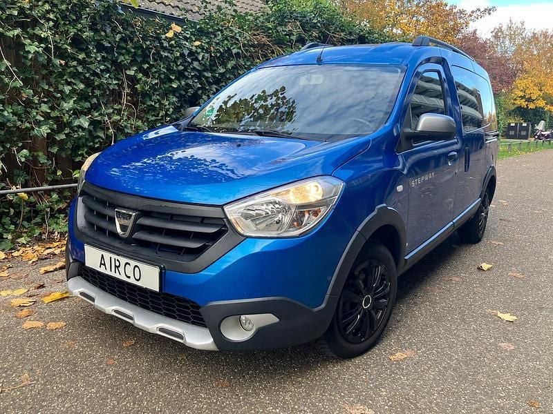 Blauw (metallic) Gebruikt 2016 Dacia Dokker Stepway MPV | € 8.950 - Afbeelding 1/4