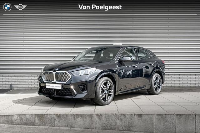 Saphirschwarz metallic (zwart metallic) Gebruikt 2024 BMW iX2 Comfort Edition SUV | € 46.900 (Eerlijke prijs) - Afbeelding 1/4