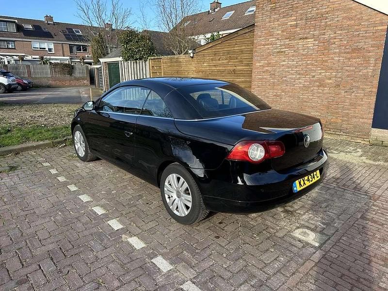 Zwart Gebruikt 2008 VW Eos Cabriolet | € 2.950 (Goede deal) - Afbeelding 1/4