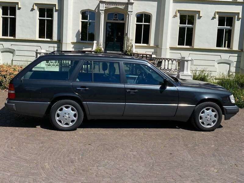 Zwart Gebruikt 1993 Mercedes E300 Stationwagen | € 22.950 - Afbeelding 1/4