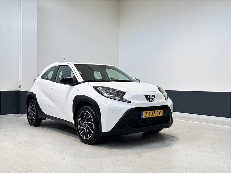 Wit Gebruikt 2024 Toyota Aygo X Play SUV | € 15.749 - Afbeelding 1/4
