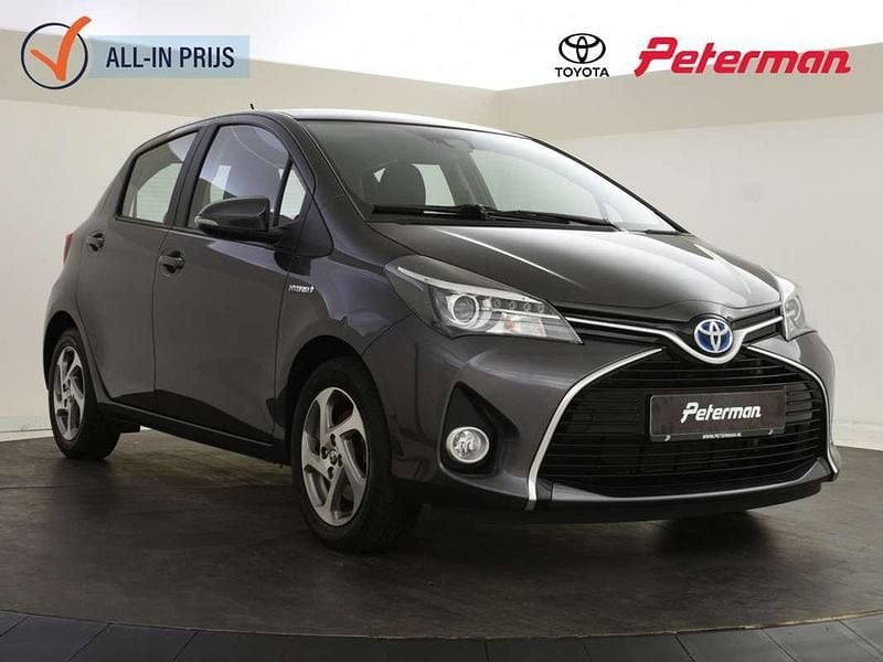 Grijs, metallic lak Gebruikt 2016 Toyota Yaris Hybrid Trend Hatchback | € 15.499 (Eerlijke prijs) - Afbeelding 1/4