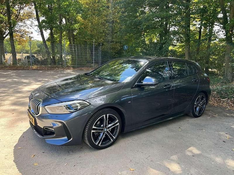 Grijs Gebruikt 2020 BMW 118 Hatchback | € 20.500 (Eerlijke prijs) - Afbeelding 1/4