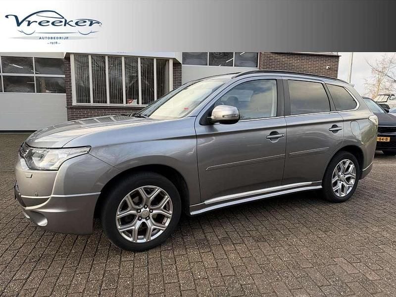 Grijs Gebruikt 2014 Mitsubishi Outlander P-HEV Instyle SUV | € 10.985 (Goede deal) - Afbeelding 1/4