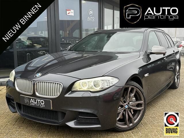 Grijs (metallic) Gebruikt 2013 BMW M550 Sedan | € 14.745 (Eerlijke prijs) - Afbeelding 1/4