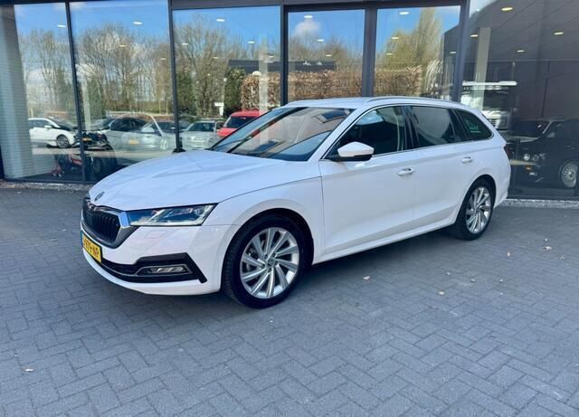 Wit Occasion 2020 Skoda Octavia Stationwagen | € 18.499 (Iets duurder) - Afbeelding 1/4