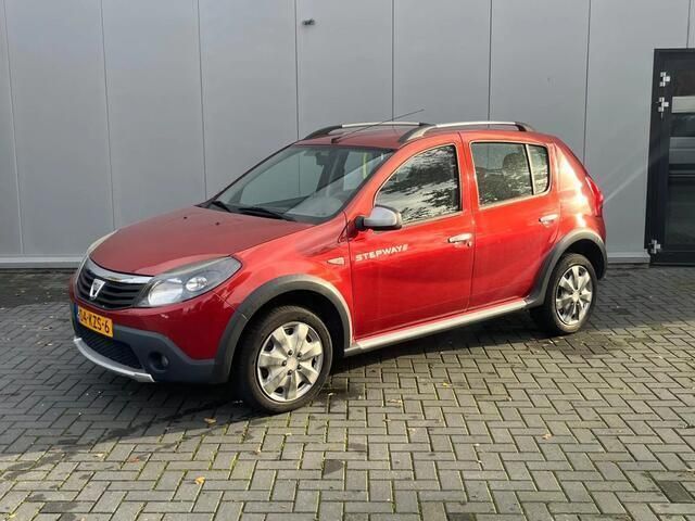Rood Gebruikt 2010 Dacia Sandero Stepway Hatchback | € 4.400 (Iets duurder) - Afbeelding 1/4