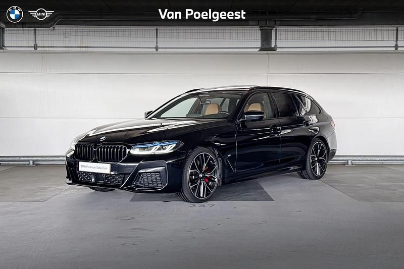 Saphirschwarz metallic (zwart metallic) Gebruikt 2023 BMW 530 Executive Stationwagen | € 54.900 (Iets duurder) - Afbeelding 1/4