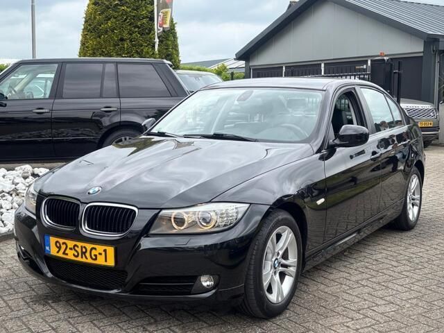 Zwart, metallic lak Gebruikt 2011 BMW 318 Luxury Line Sedan | € 8.950 (Eerlijke prijs) - Afbeelding 1/4