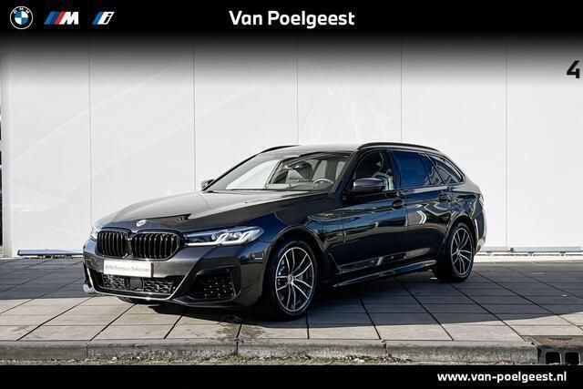 Grijs Gebruikt 2023 BMW 530e M Sport Stationwagen | € 46.900 (Eerlijke prijs) - Afbeelding 1/4
