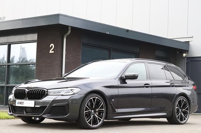 Grijs (metallic) Gebruikt 2023 BMW 530 Comfort Edition Stationwagen | € 46.950 (Eerlijke prijs) - Afbeelding 1/4