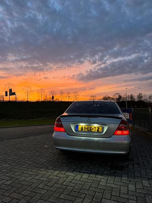 Grijs Occasion 2003 Mercedes E320 Avantgarde Sedan | € 5.950 (Eerlijke prijs) - Afbeelding 1/4