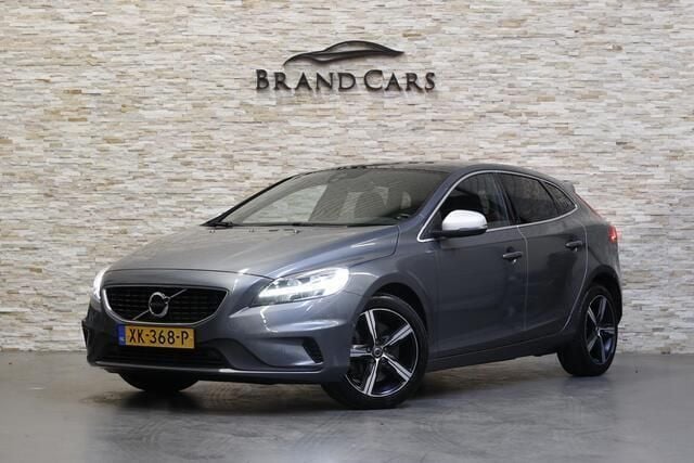 Grijs, metallic lak Gebruikt 2019 Volvo V40 R-Design Stationwagen | € 17.999 (Goede deal) - Afbeelding 1/4