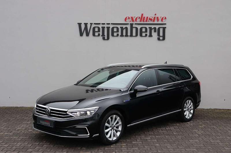 Zwart (metallic) Occasion 2022 VW Passat GTE Stationwagen | € 22.450 (Goede deal) - Afbeelding 1/4