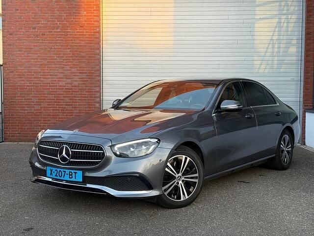 Grijs Gebruikt 2022 Mercedes E220 Luxury Sedan | € 39.799 (Eerlijke prijs) - Afbeelding 1/4