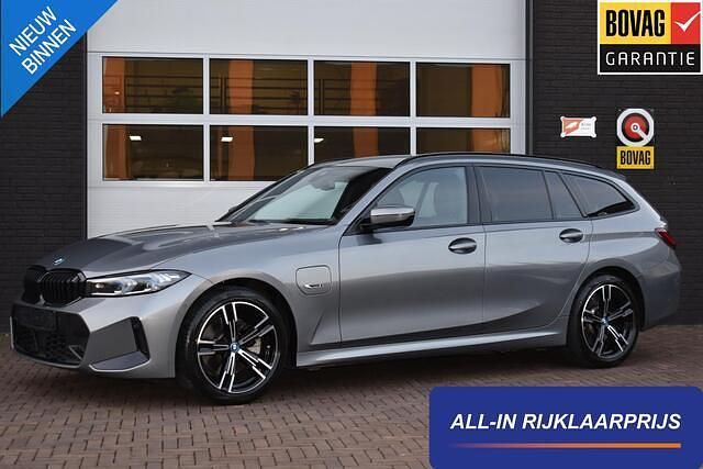 Grijs Occasion 2023 BMW 330 M Sport Stationwagen | € 31.950 (Eerlijke prijs) - Afbeelding 1/4