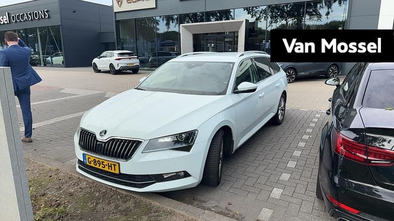 Wit Gebruikt 2017 Skoda Superb Business Line Stationwagen | € 19.900 (Eerlijke prijs) - Afbeelding 1/4