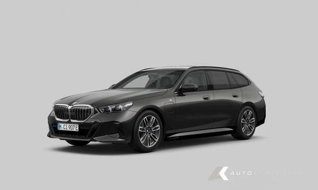 Grijs Gebruikt 2024 BMW 530e M Sport Stationwagen | € 70.950 - Afbeelding 1/4