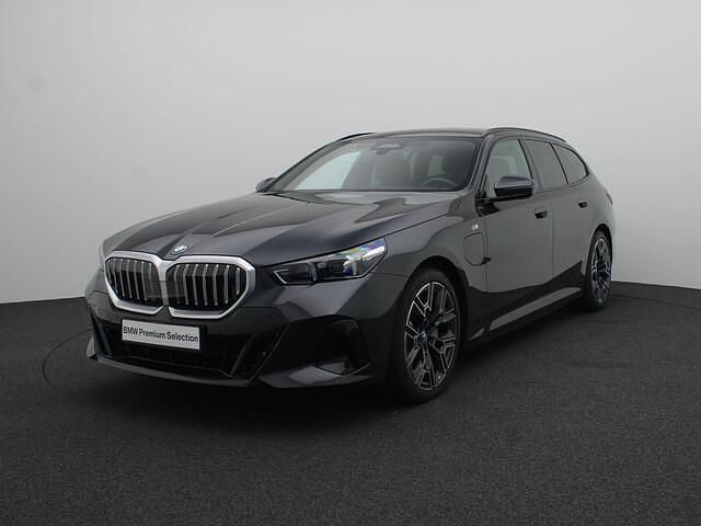 Grijs, metallic lak Gebruikt 2025 BMW 550e M Sport Stationwagen | € 97.950 (Super prijs) - Afbeelding 1/4