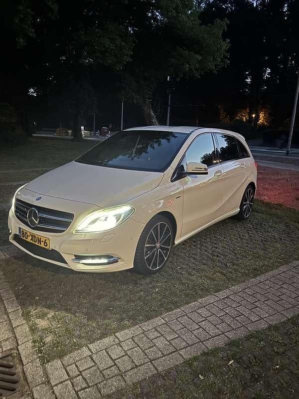 Wit Gebruikt 2012 Mercedes B180 Ambition MPV | € 6.750 (Eerlijke prijs) - Afbeelding 1/4