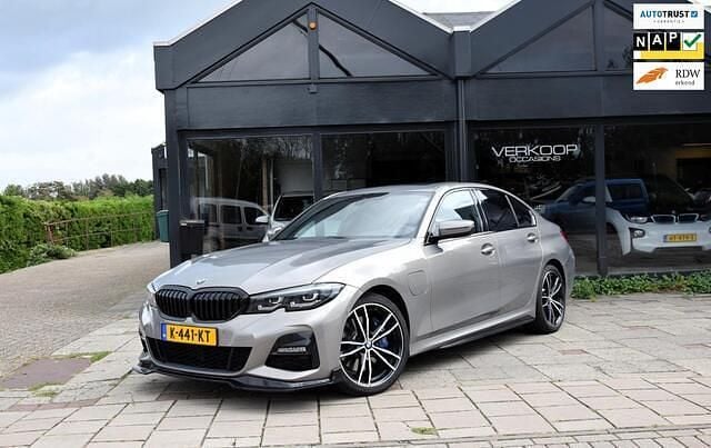 Grijs Gebruikt 2021 BMW 330 M Performance Sedan | € 28.995 (Eerlijke prijs) - Afbeelding 1/4
