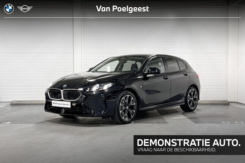 Zwart, metallic lak Gebruikt 2025 BMW 120 M Sport Hatchback | € 45.900 (Goede deal) - Afbeelding 1/4