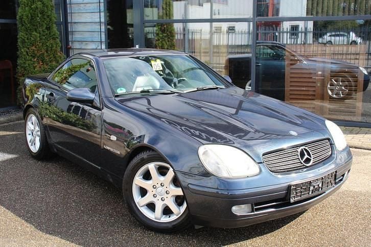 Zwart, metallic lak Occasion 1998 Mercedes SLK230 AMG Cabriolet | € 3.200 (Iets duurder) - Afbeelding 1/4