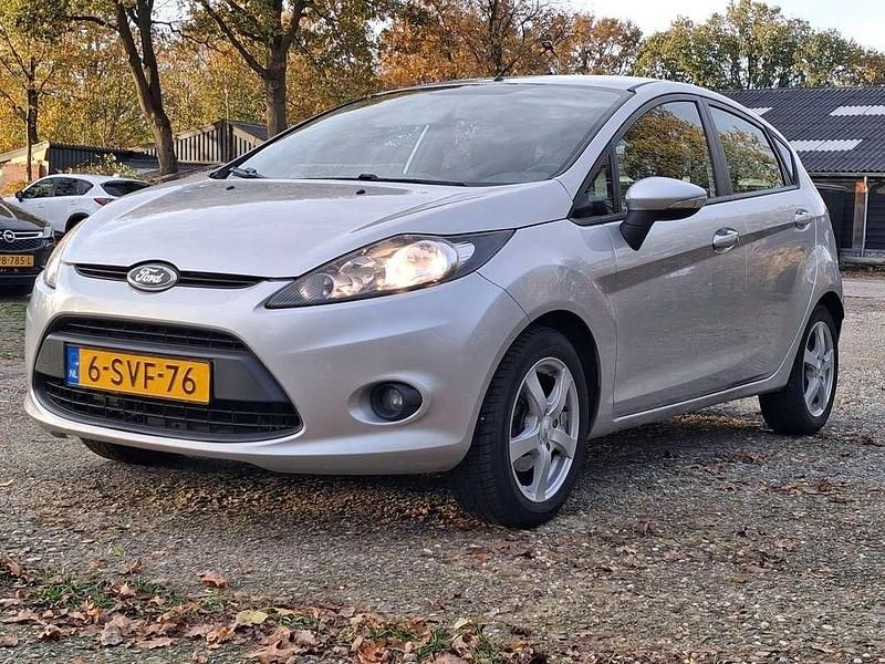 Zilver Occasion 2011 Ford Fiesta Business Edition Sedan | € 3.645 (Eerlijke prijs) - Afbeelding 1/4