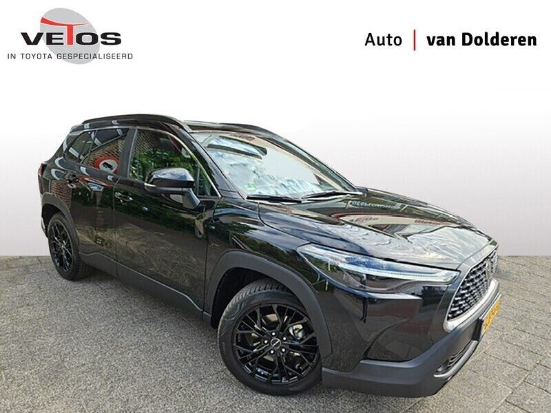 Zwart, metallic lak Gebruikt 2024 Toyota Corolla Cross Premium SUV | € 33.950 (Eerlijke prijs) - Afbeelding 1/4