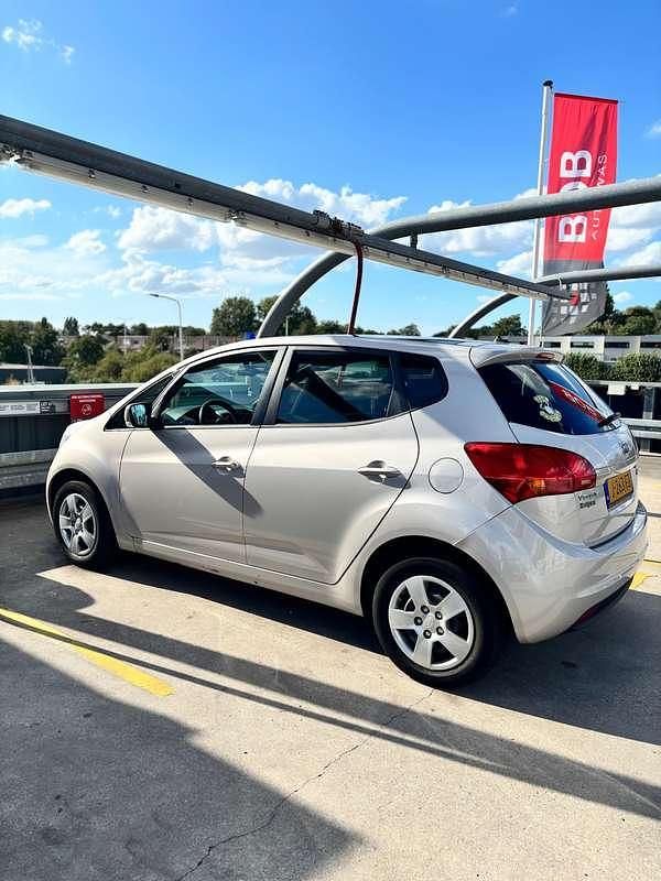 Bruin Gebruikt 2011 Kia Venga Hatchback | € 3.200 - Afbeelding 1/4