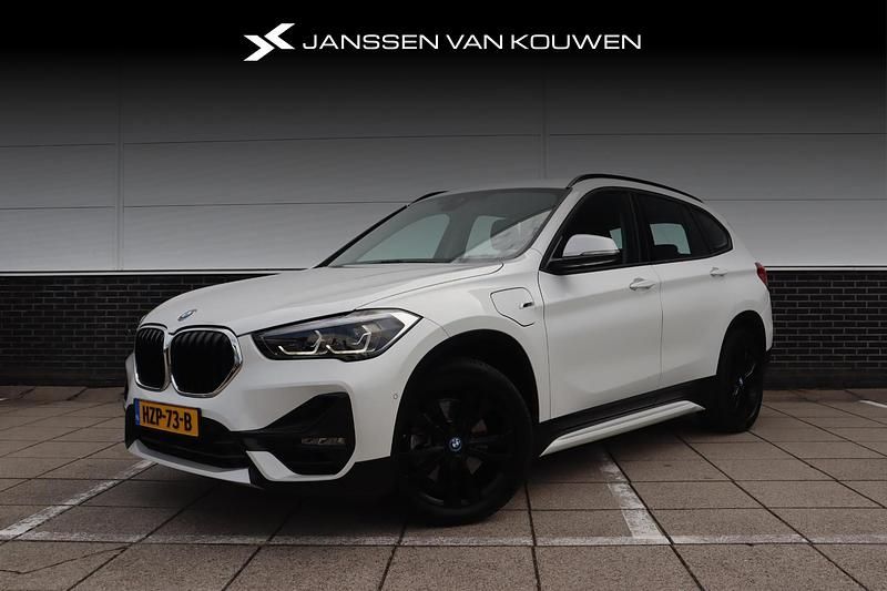 Wit Gebruikt 2022 BMW X1 Executive SUV | € 30.445 (Eerlijke prijs) - Afbeelding 1/4