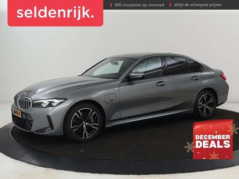 Grijs Gebruikt 2022 BMW 320e M Sport Sedan | € 36.900 (Duur) - Afbeelding 1/4