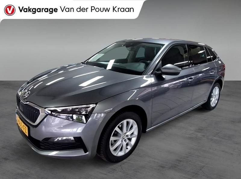 Grijs Gebruikt 2023 Skoda Scala Business Line Hatchback | € 17.795 (Eerlijke prijs) - Afbeelding 1/4