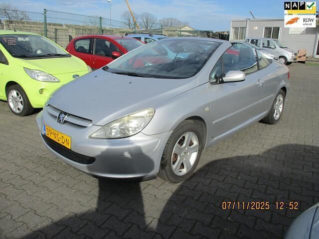 Grijs (metallic) Gebruikt 2004 Peugeot 307 CC Cabriolet | € 2.499 (Goede deal) - Afbeelding 1/4
