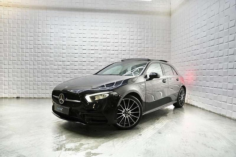 Zwart (metallic) Gebruikt 2020 Mercedes A250 AMG Hatchback | € 25.499 (Eerlijke prijs) - Afbeelding 1/4