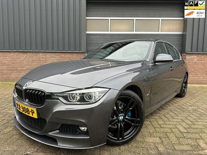 Grijs (metallic) Occasion 2016 BMW 330e Executive Sedan | € 16.450 (Eerlijke prijs) - Afbeelding 1/4