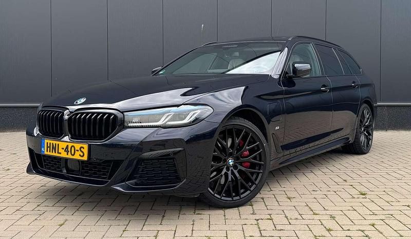 Zwart Gebruikt 2024 BMW 530 M Sport Stationwagen | € 53.950 (Eerlijke prijs) - Afbeelding 1/4