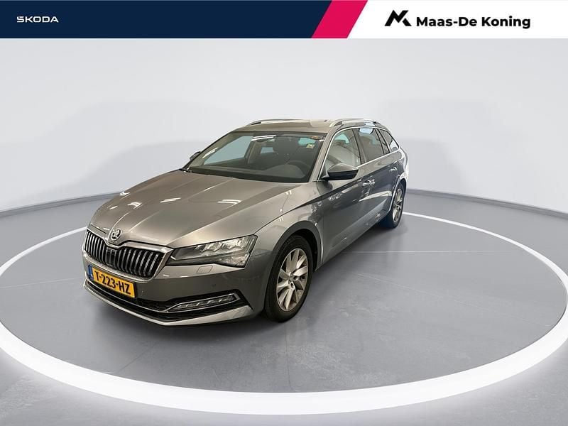 Grijs Gebruikt 2023 Skoda Superb Business Line Stationwagen | € 29.880 (Eerlijke prijs) - Afbeelding 1/4