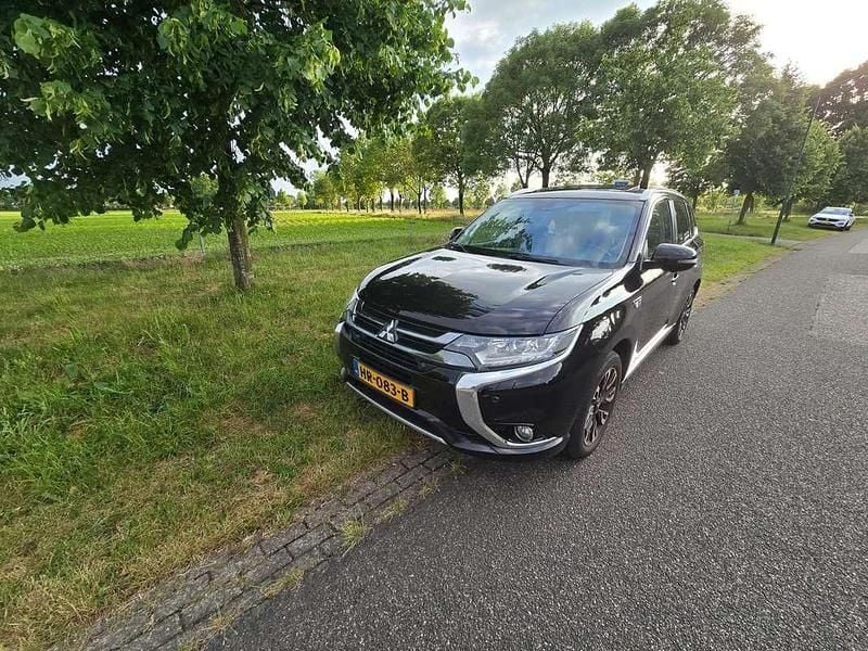 Gebruikt 2015 Mitsubishi Outlander P-HEV Top SUV | € 15.499 (Duur) - Afbeelding 1/4