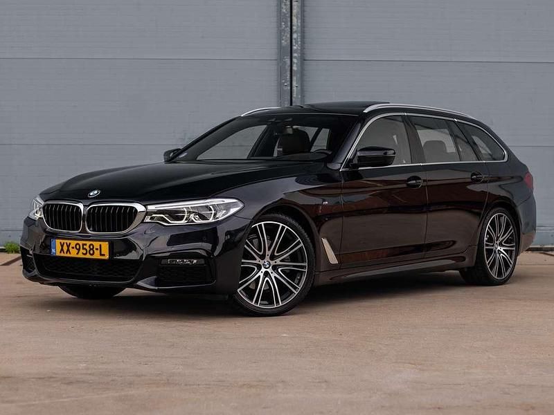 Zwart Gebruikt 2019 BMW 520 M Sport Stationwagen | € 32.995 (Iets duurder) - Afbeelding 1/4