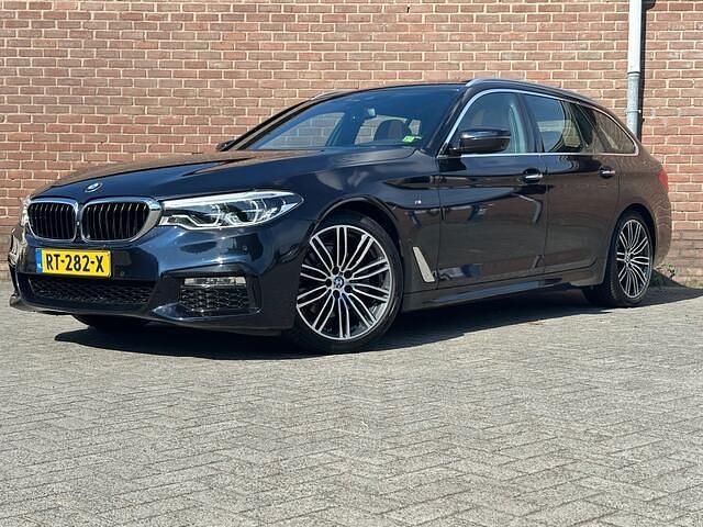 Zwart Gebruikt 2018 BMW 520 Executive Stationwagen | € 19.950 (Eerlijke prijs) - Afbeelding 1/4