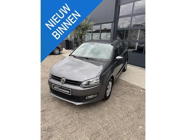 Grijs, metallic lak Gebruikt 2013 VW Polo Highline Hatchback | € 9.350 (Goede deal) - Afbeelding 1/4