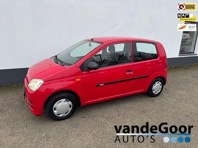 Rood Occasion 2006 Daihatsu Cuore Hatchback | € 899 (Goede deal) - Afbeelding 1/4