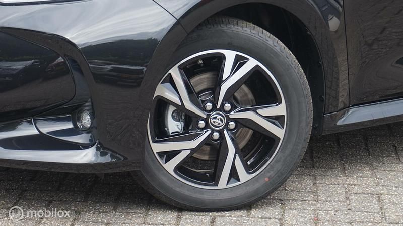 Nieuw Toyota Yaris Hybrid 114 PK (83 kW) 2025 Zwart Hatchback
